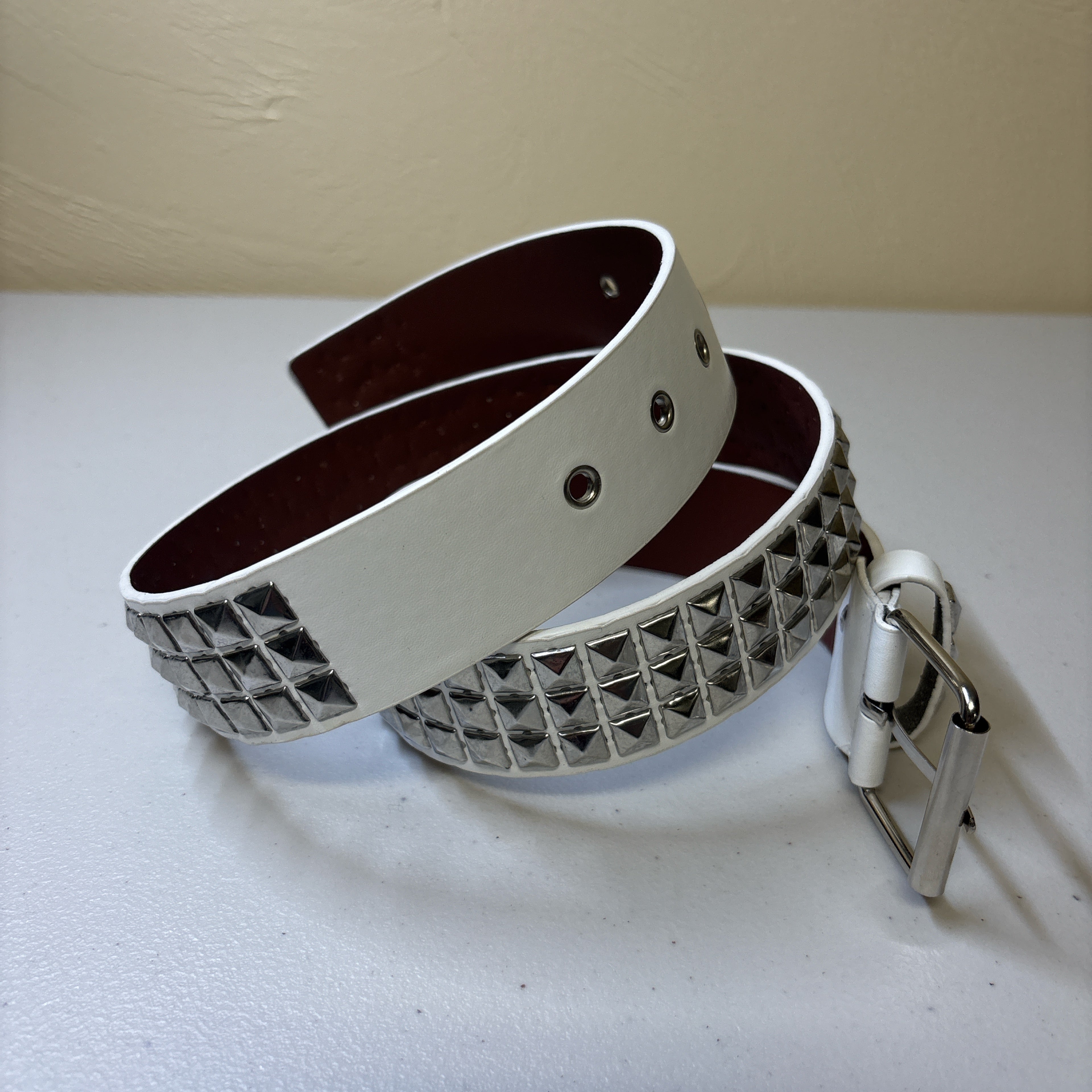 0032 - Pyramid Studded Belt (white)