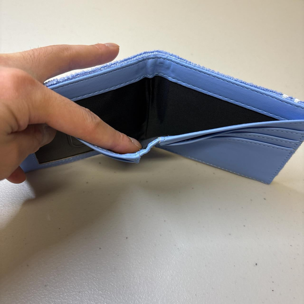 0608 - High Eyes Blue Yarn Wallet