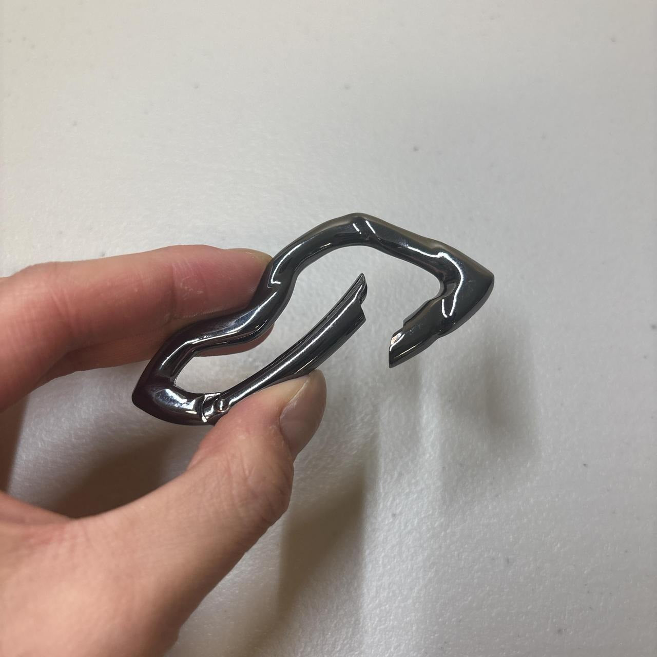 0690 - Abstract Carabiner Gunmetal