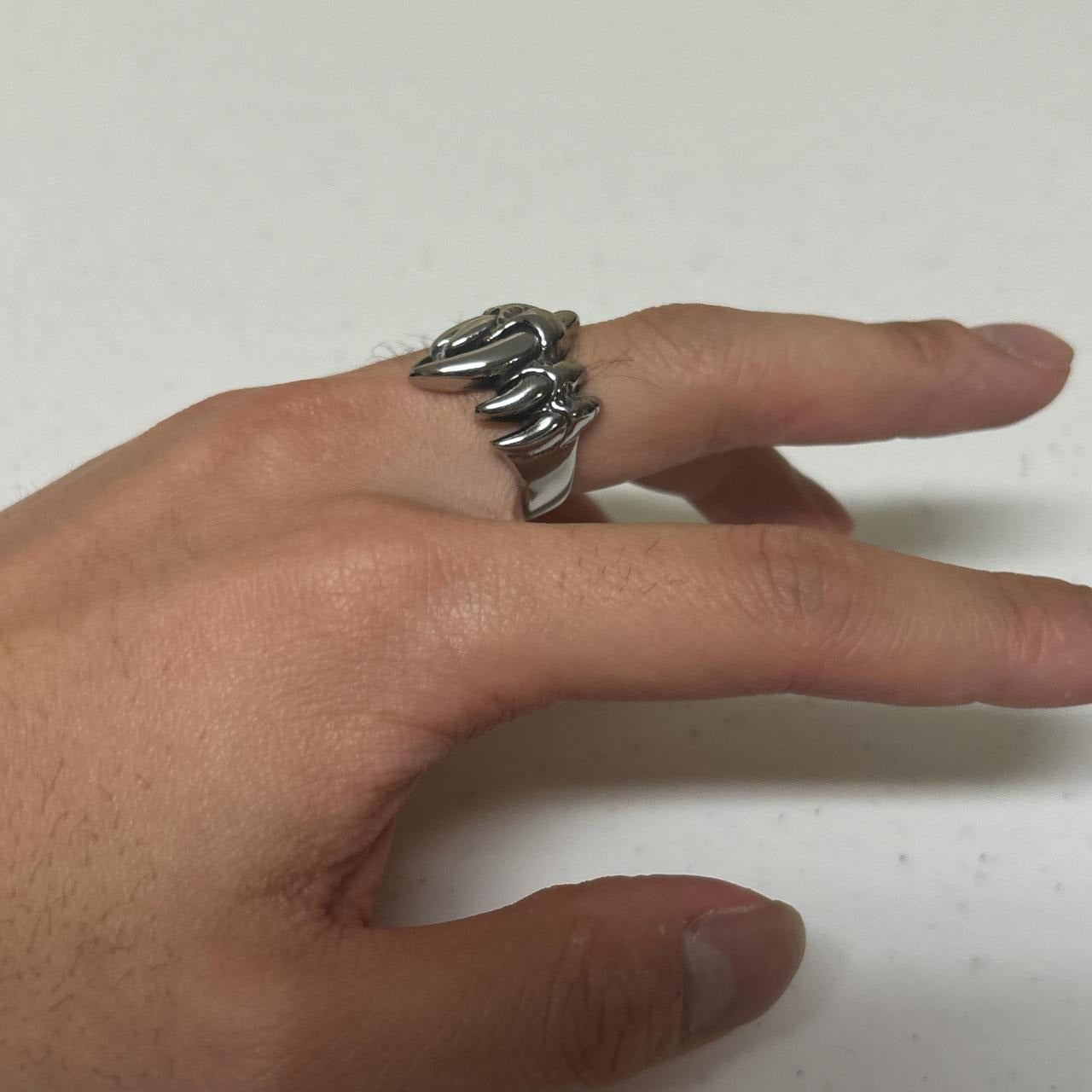 0585 - Steel Fang Ring