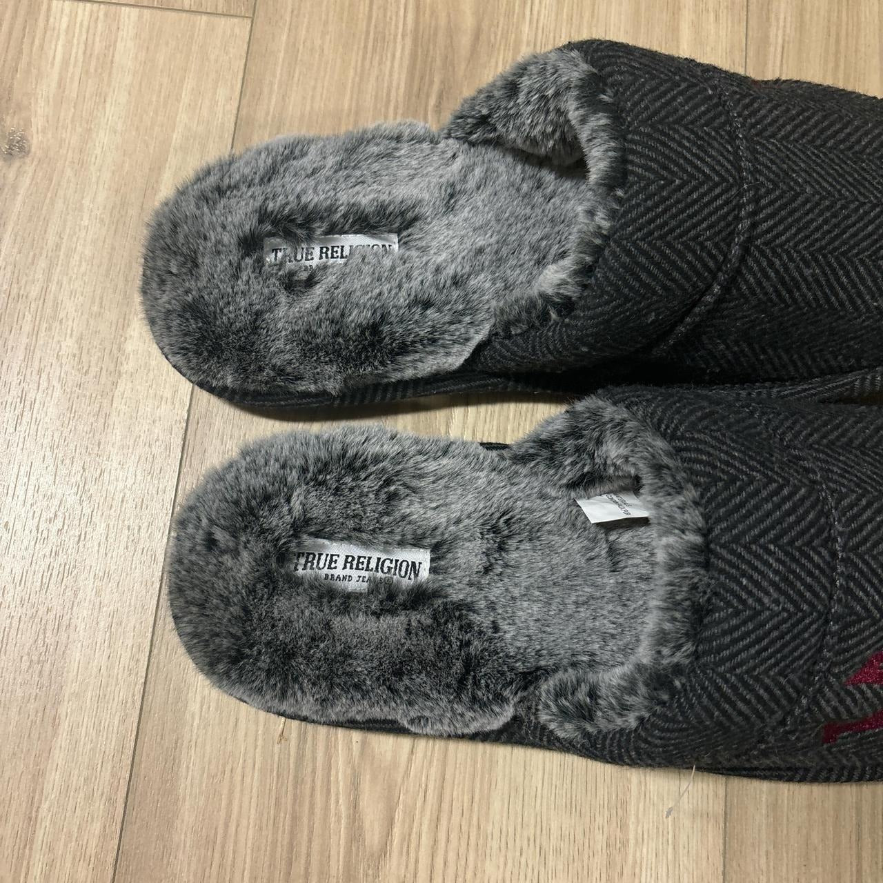 0534 - True Religion Fur Slides