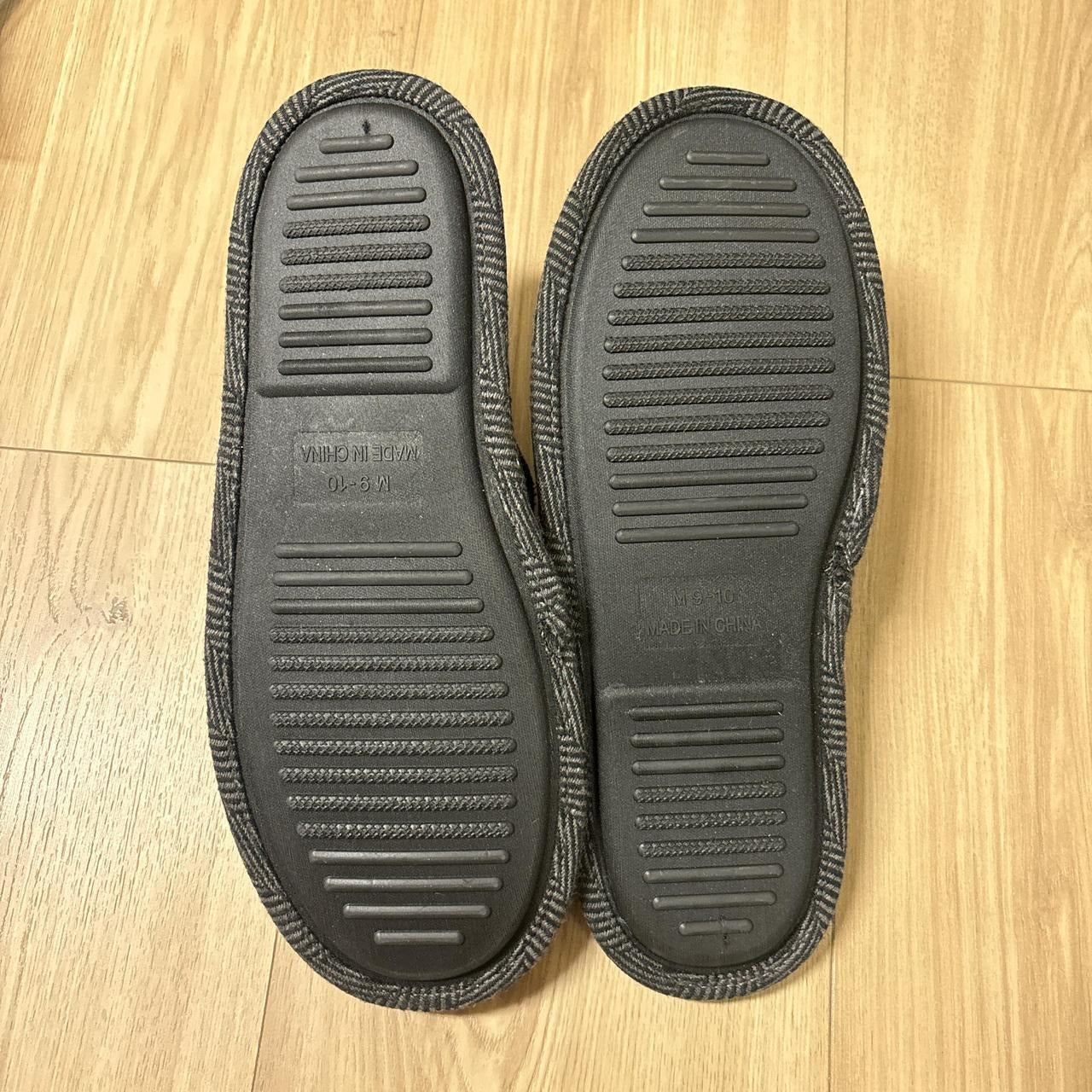 0534 - True Religion Fur Slides