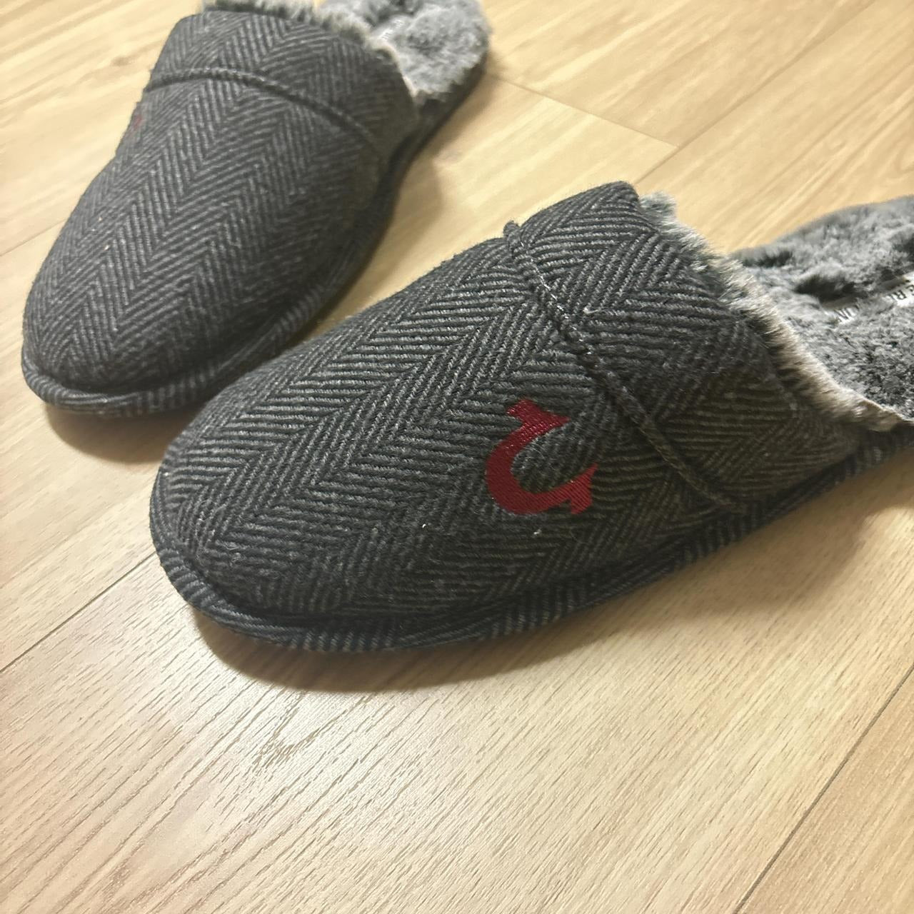 0534 - True Religion Fur Slides